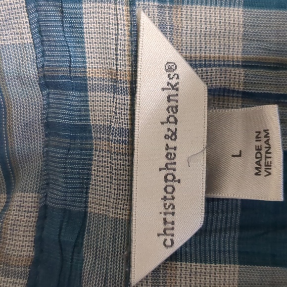 Adorable button up v-neck blouse - Picture 12 of 15